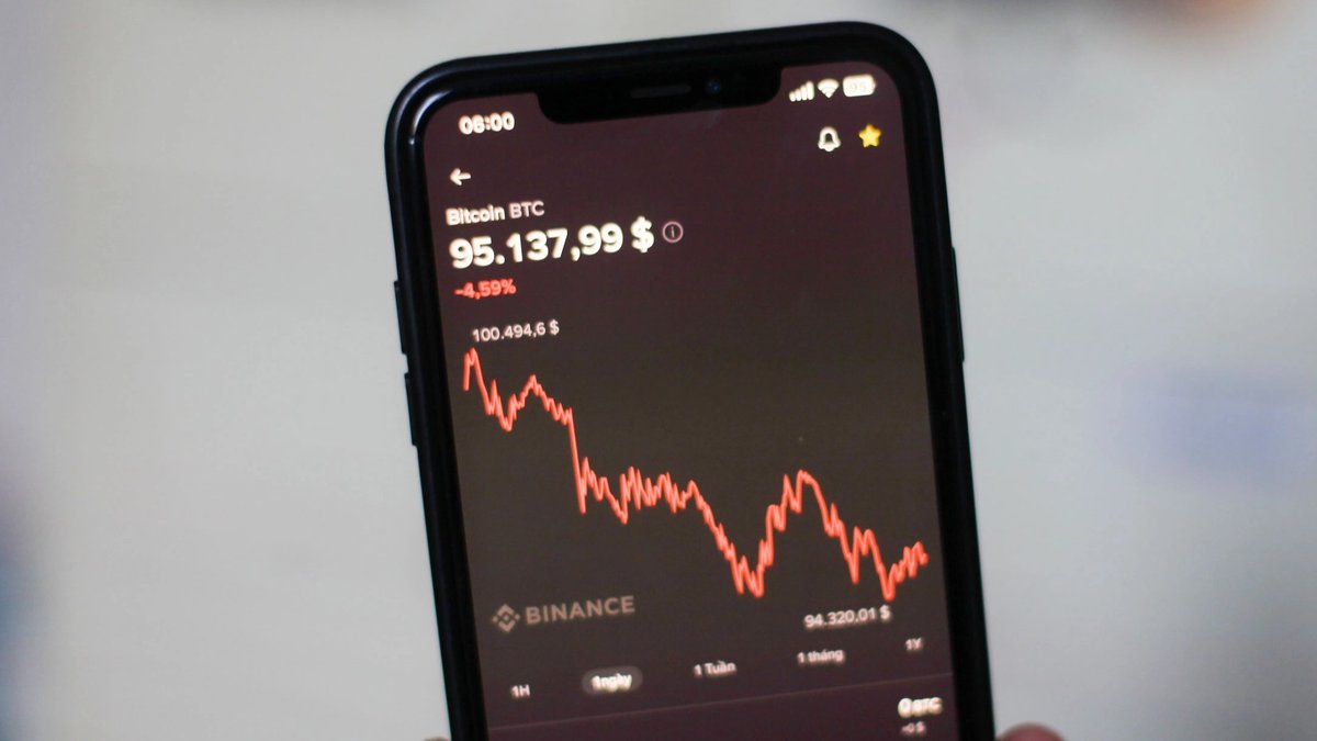 Another Brutal Crypto Weekend: Bitcoin Stalls Near $95K, Fear Index Hits 10 — What Actually Matters Next