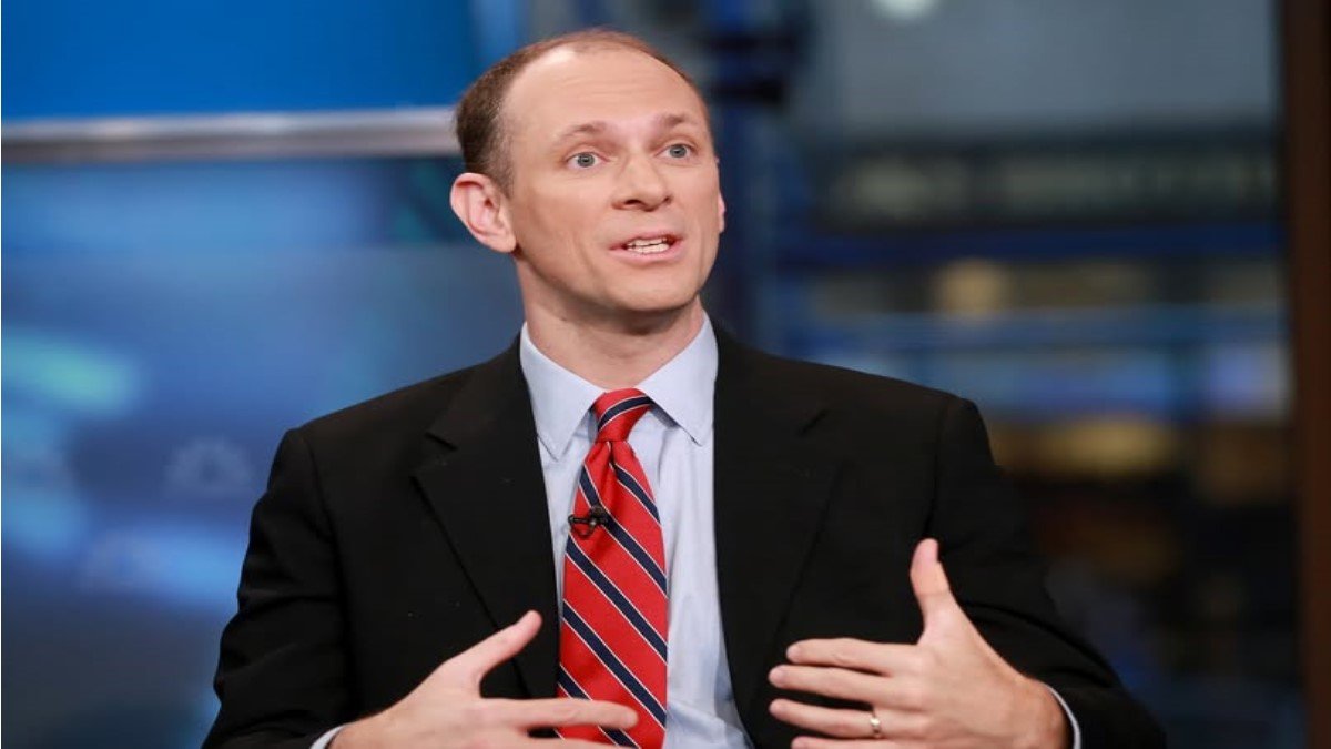 Goolsbee Calls for Patience: What a Slower Fed Means for Gold, Stablecoins and the Next Phase of Crypto